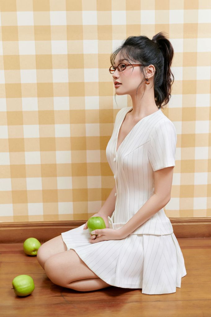 FDP33560 - Đầm dạo phố vải thô kẻ dáng suông cổ xẻ V thân váy phối dây lưng gấu váy xếp ly tạo kiểu - JAN.