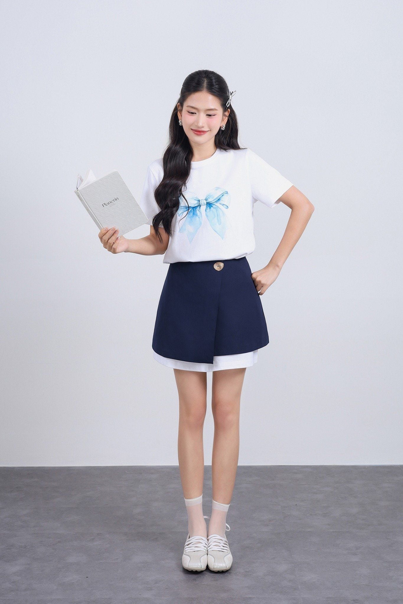 FQN3390 - Chân váy ngắn dáng suông vạt lệch phối khuy kim loại tạo kiểu - JAN.