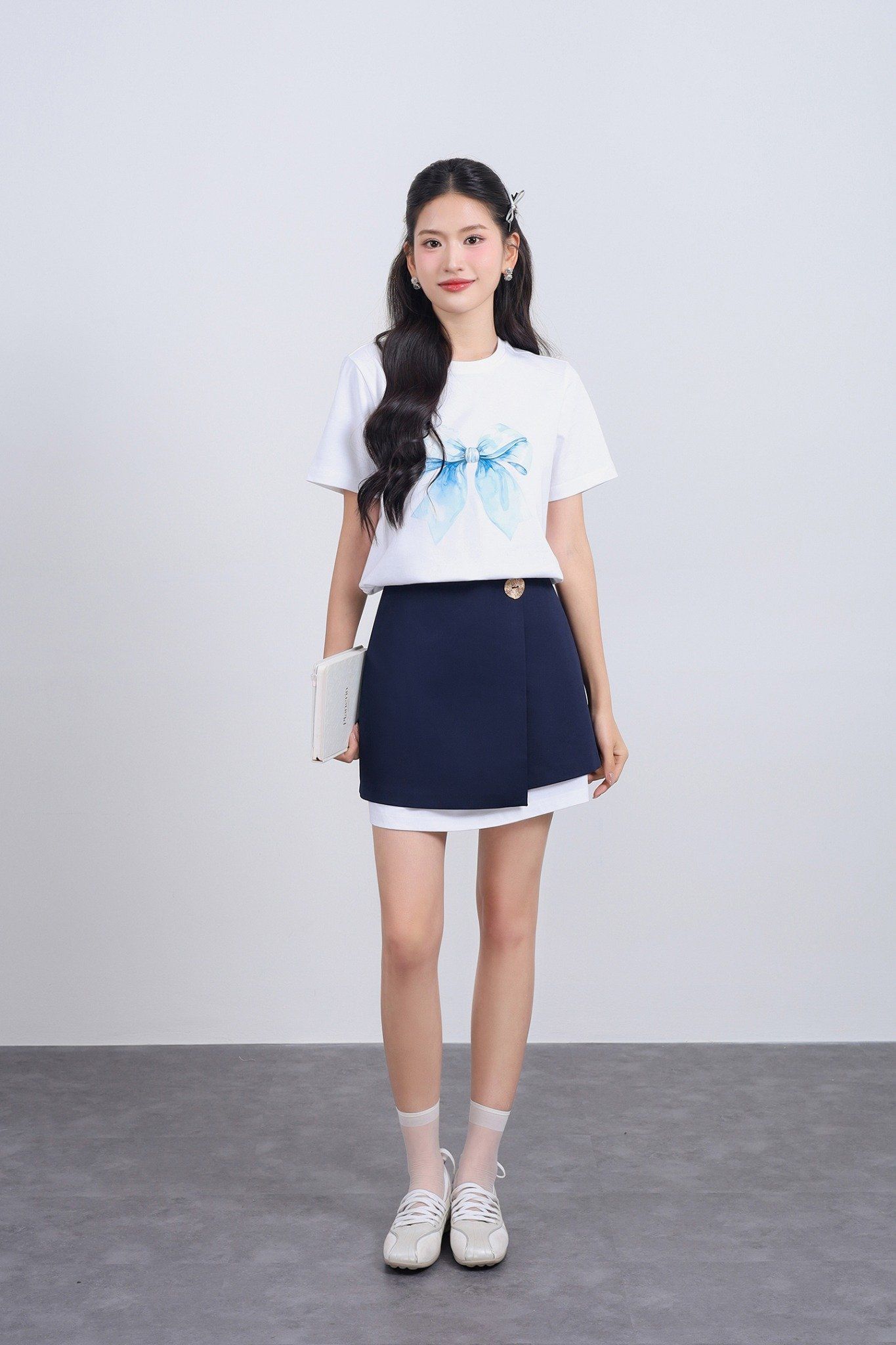 FQN3390 - Chân váy ngắn dáng suông vạt lệch phối khuy kim loại tạo kiểu - JAN.