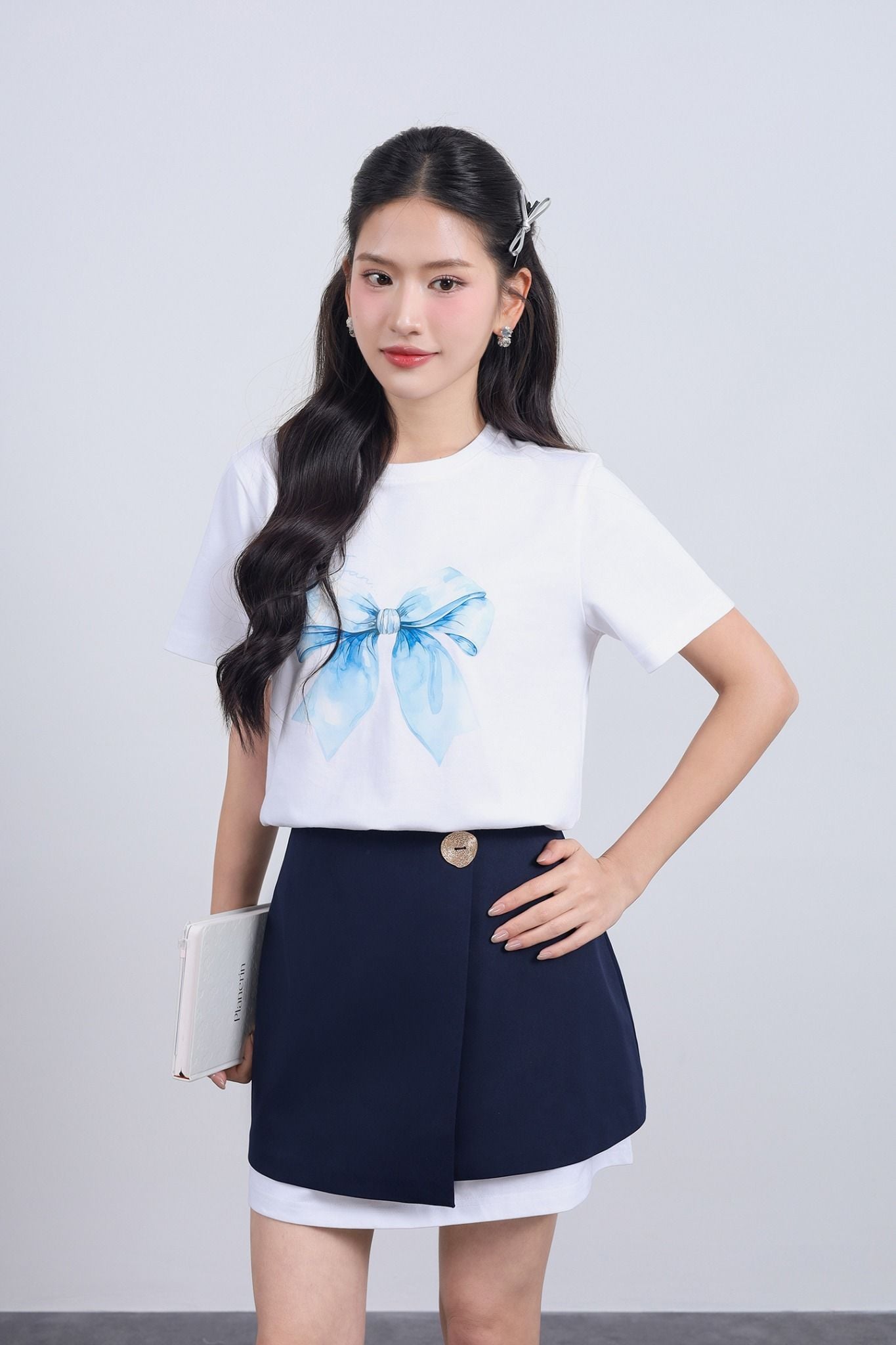 FQN3390 - Chân váy ngắn dáng suông vạt lệch phối khuy kim loại tạo kiểu - JAN.