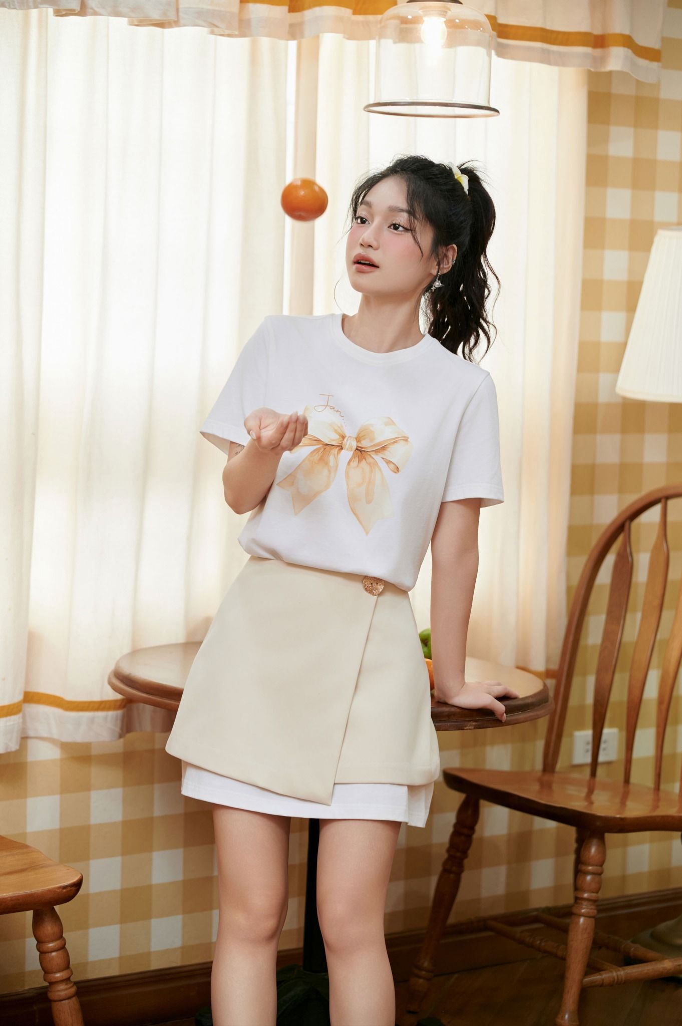 FQN3390 - Chân váy ngắn dáng suông vạt lệch phối khuy kim loại tạo kiểu - JAN.