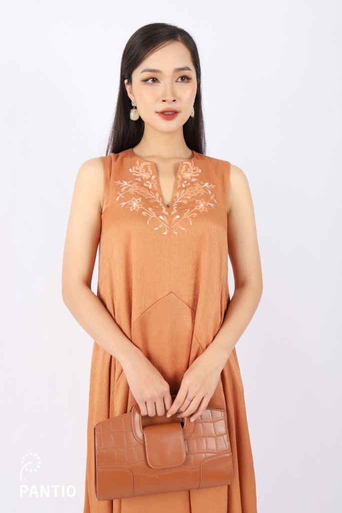 FDP53043 - Đầm dạo phố vải tơ dáng Xoè cổ tròn xẻ V phối họa tiết thêu trang trí - PANTIO