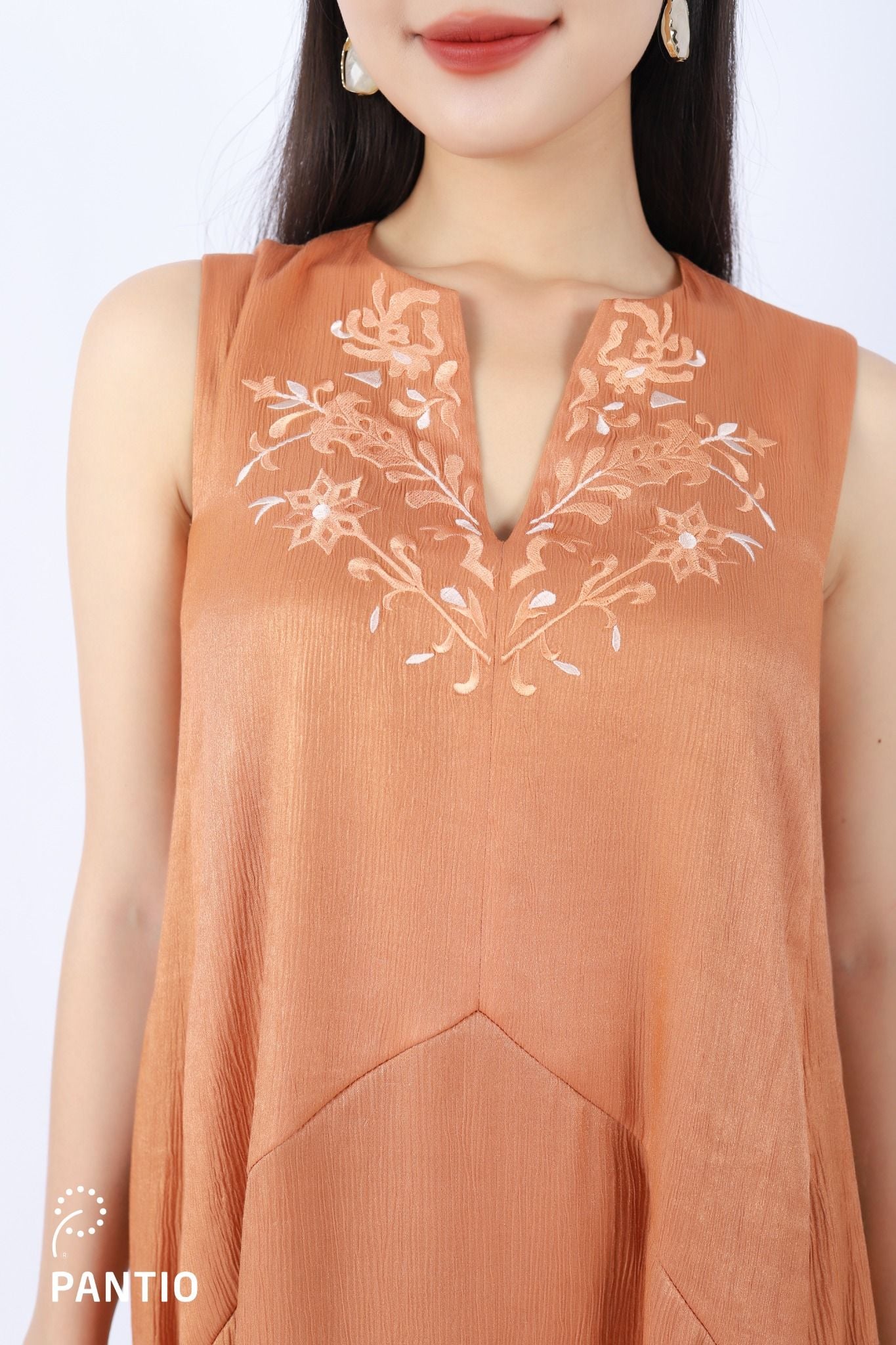 FDP53043 - Đầm dạo phố vải tơ dáng Xoè cổ tròn xẻ V phối họa tiết thêu trang trí - PANTIO