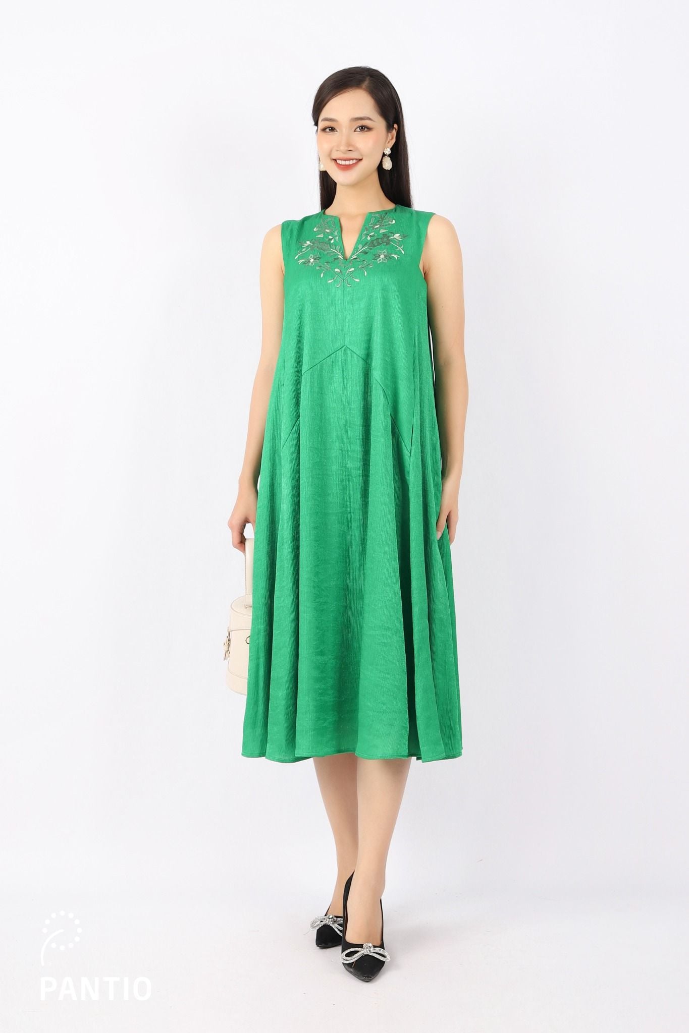 FDP53043 - Đầm dạo phố vải tơ dáng Xoè cổ tròn xẻ V phối họa tiết thêu trang trí - PANTIO