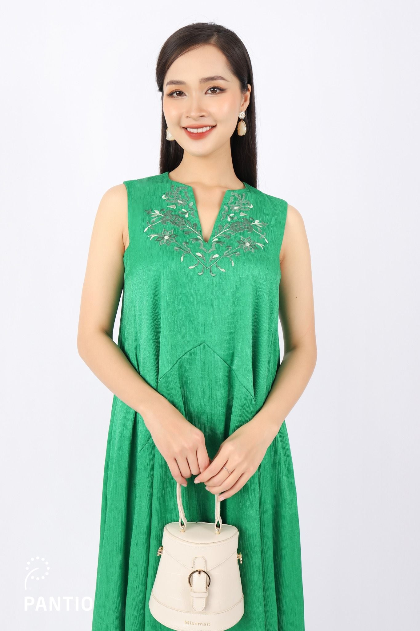 FDP53043 - Đầm dạo phố vải tơ dáng Xoè cổ tròn xẻ V phối họa tiết thêu trang trí - PANTIO