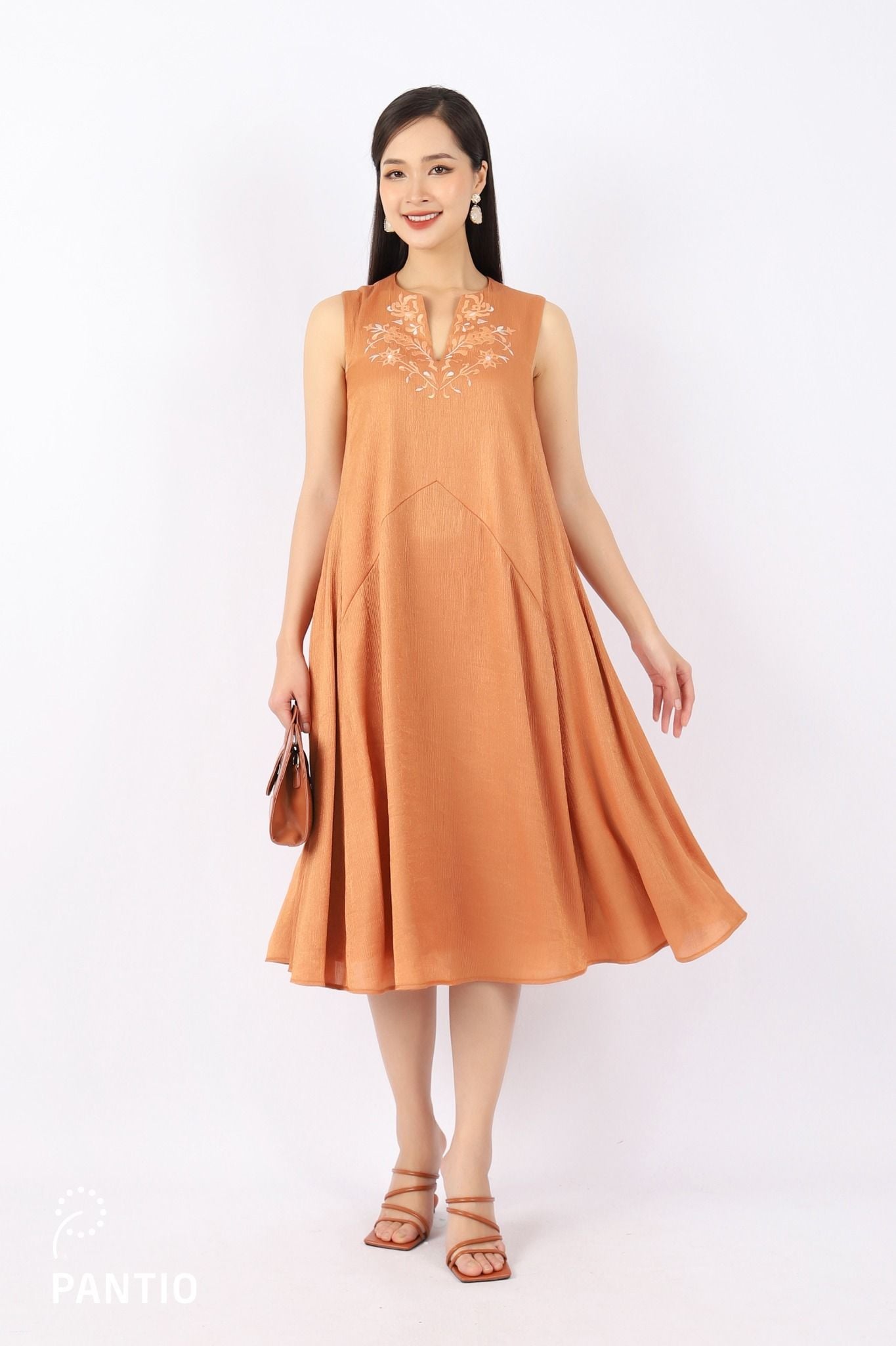 FDP53043 - Đầm dạo phố vải tơ dáng Xoè cổ tròn xẻ V phối họa tiết thêu trang trí - PANTIO