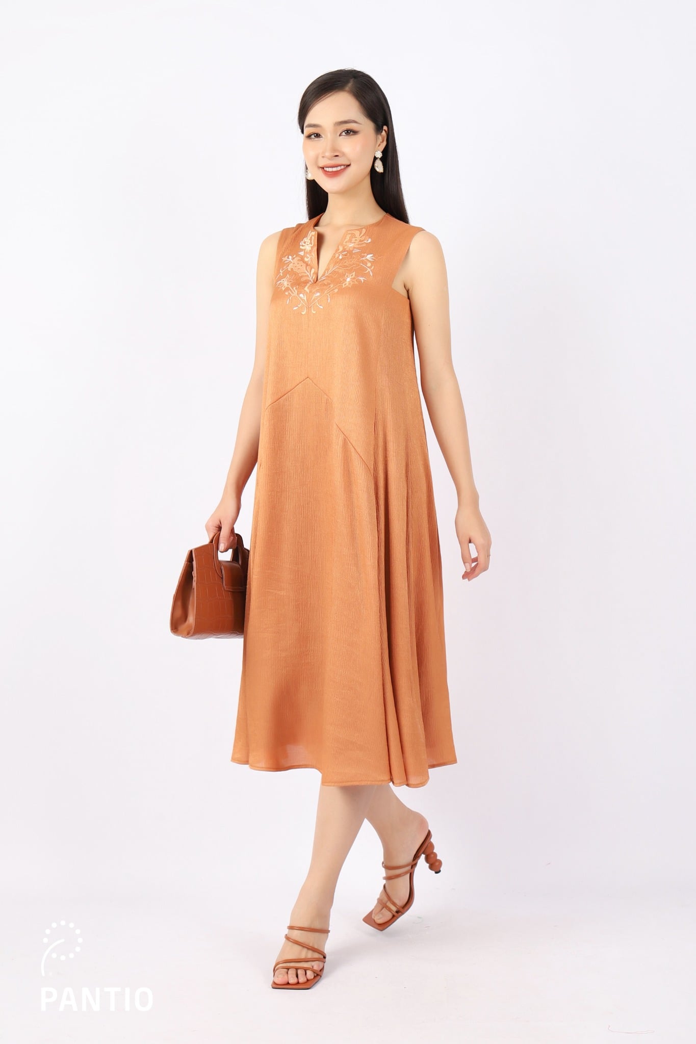FDP53043 - Đầm dạo phố vải tơ dáng Xoè cổ tròn xẻ V phối họa tiết thêu trang trí - PANTIO