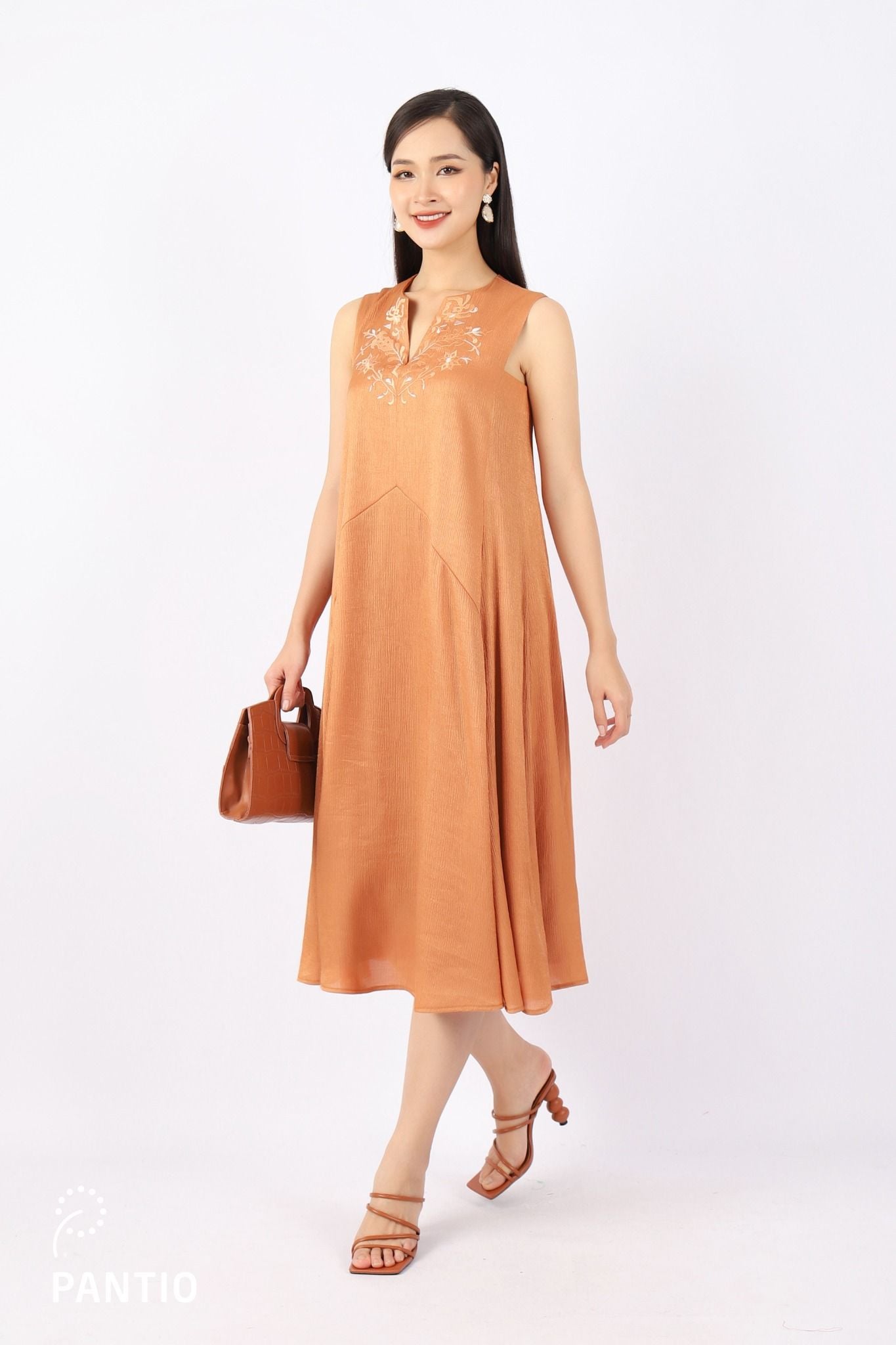 FDP53043 - Đầm dạo phố vải tơ dáng Xoè cổ tròn xẻ V phối họa tiết thêu trang trí - PANTIO