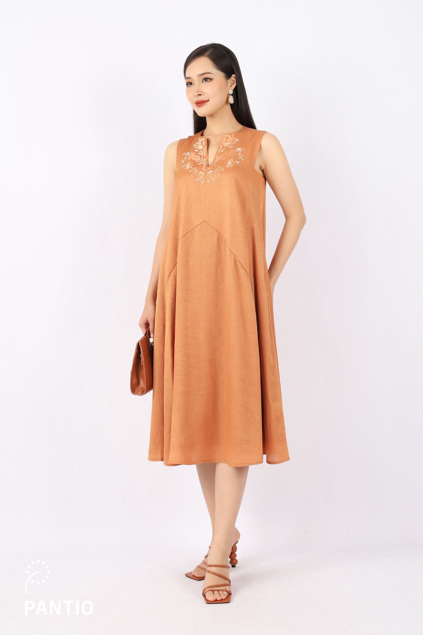 FDP53043 - Đầm dạo phố vải tơ dáng Xoè cổ tròn xẻ V phối họa tiết thêu trang trí - PANTIO
