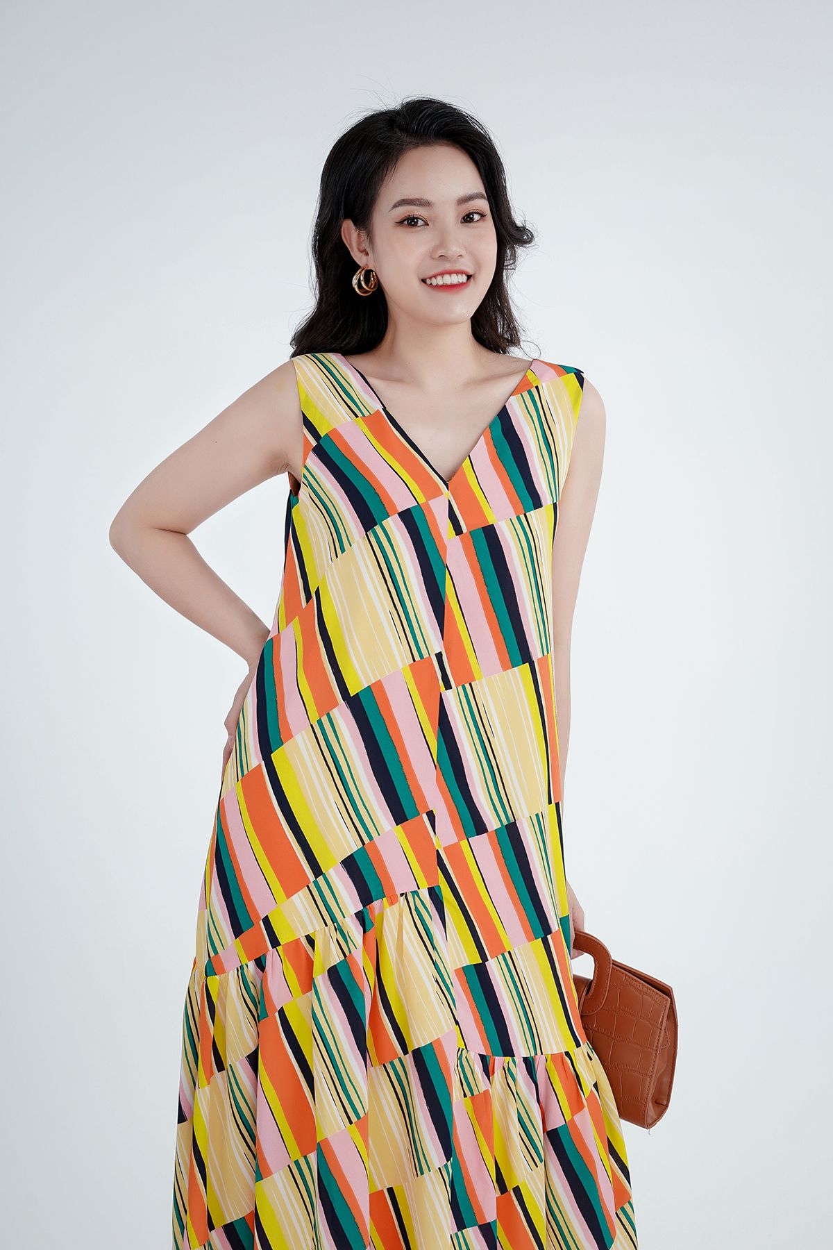 FDP72824 - Đầm dạo phố chất liệu lụa họa tiết cổ chữ v sát nách - PANTIO