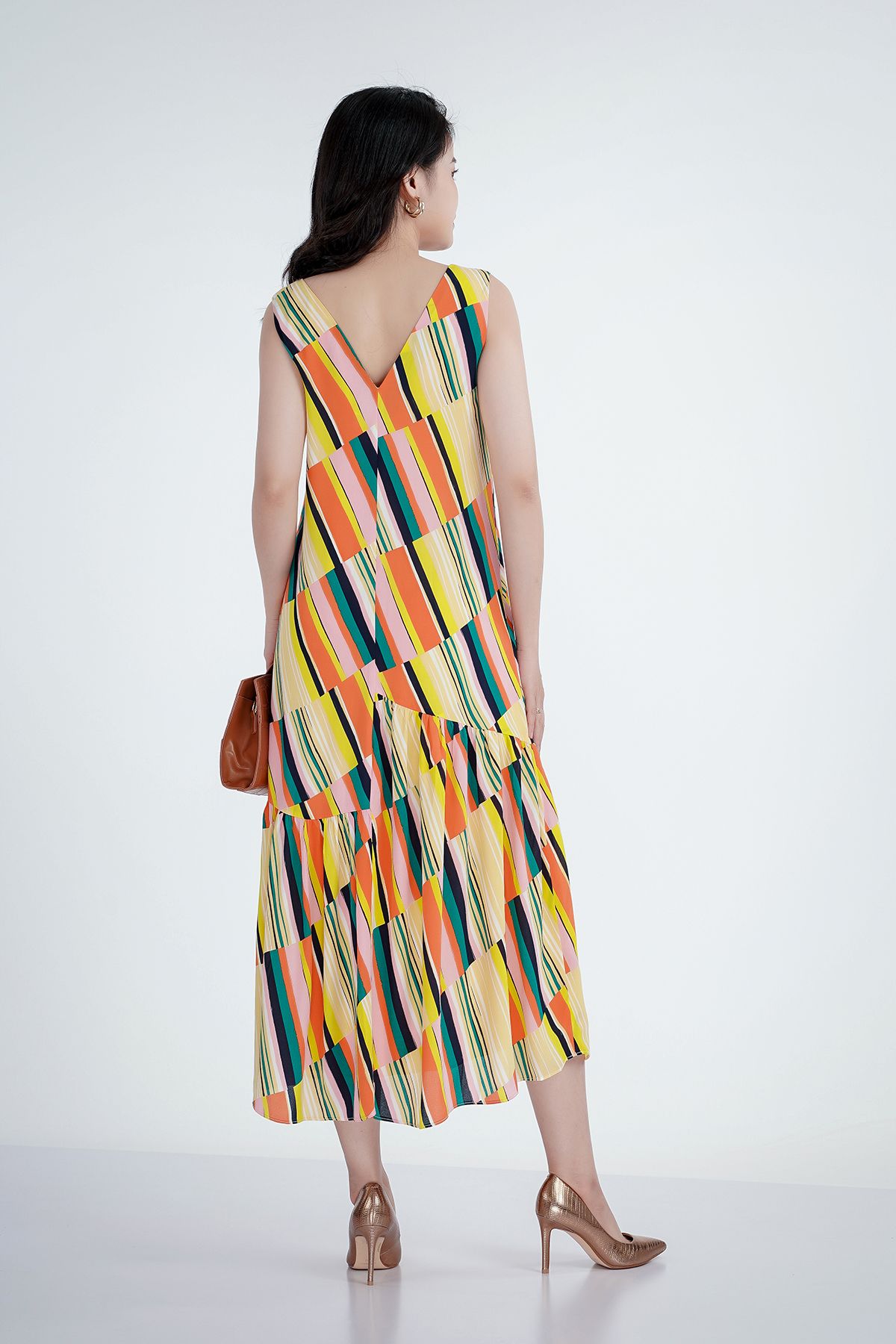 FDP72824 - Đầm dạo phố chất liệu lụa họa tiết cổ chữ v sát nách - PANTIO