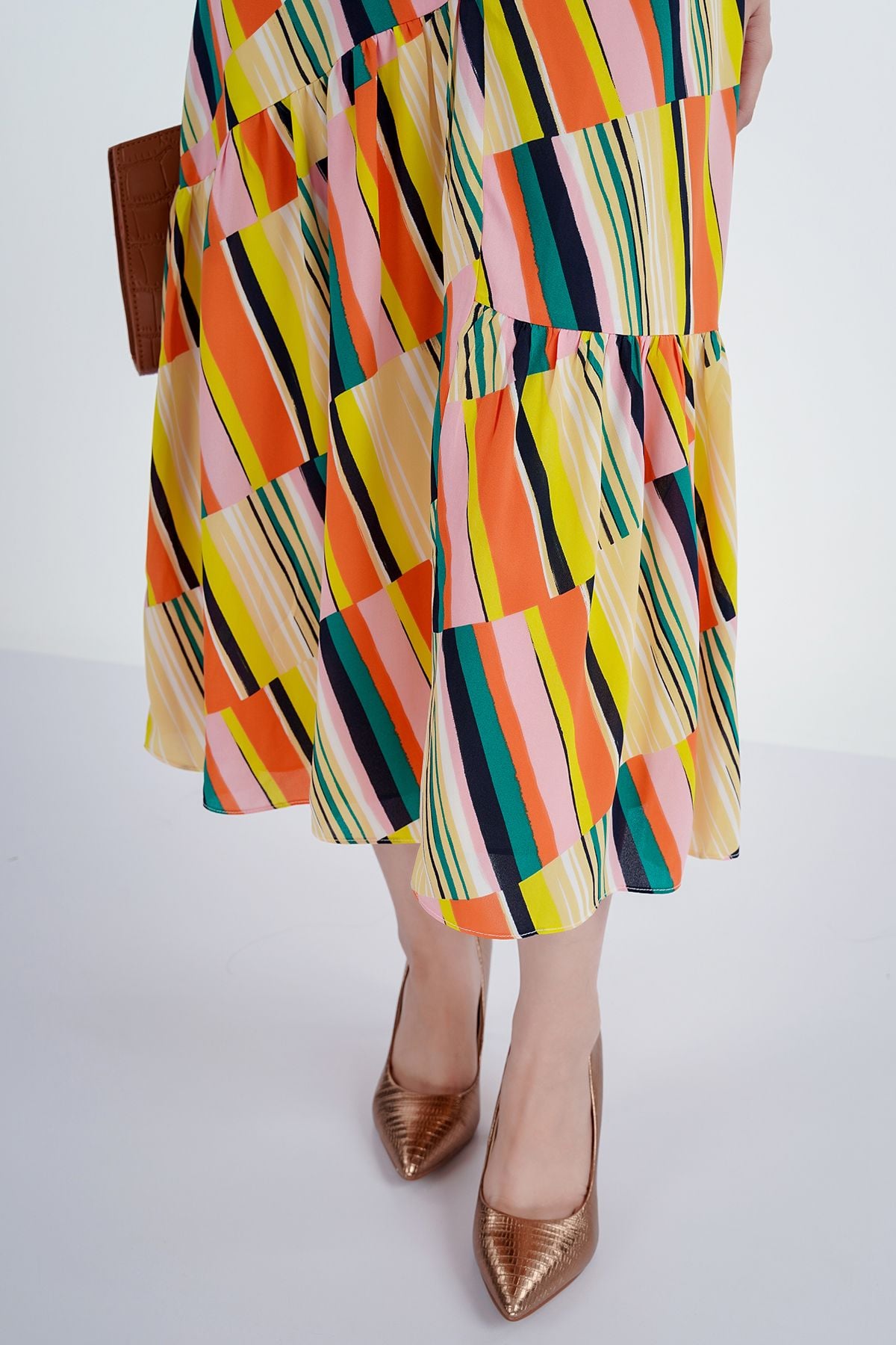 FDP72824 - Đầm dạo phố chất liệu lụa họa tiết cổ chữ v sát nách - PANTIO