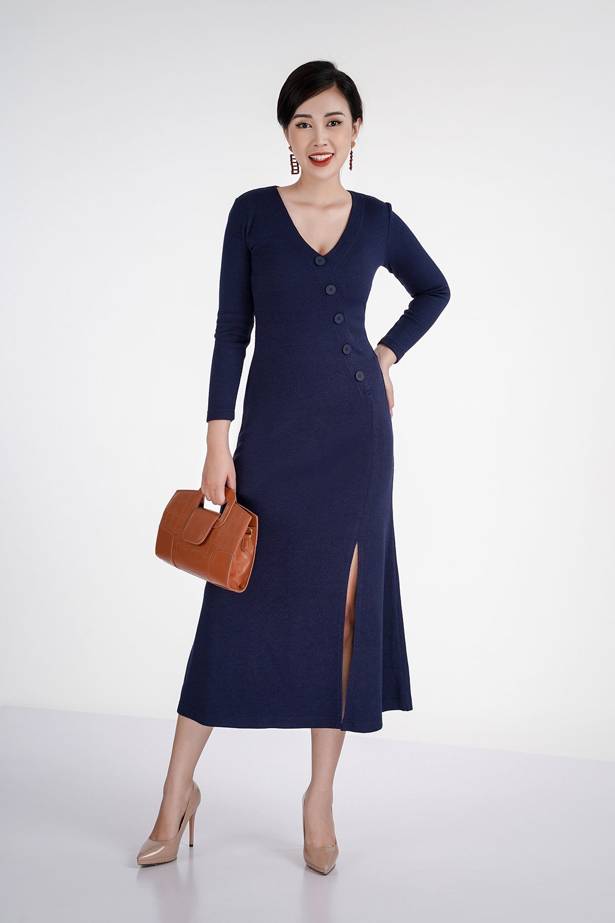 Đầm len dáng xuông, cúc ngực, xẻ tà trước FDP72825 - PANTIO
