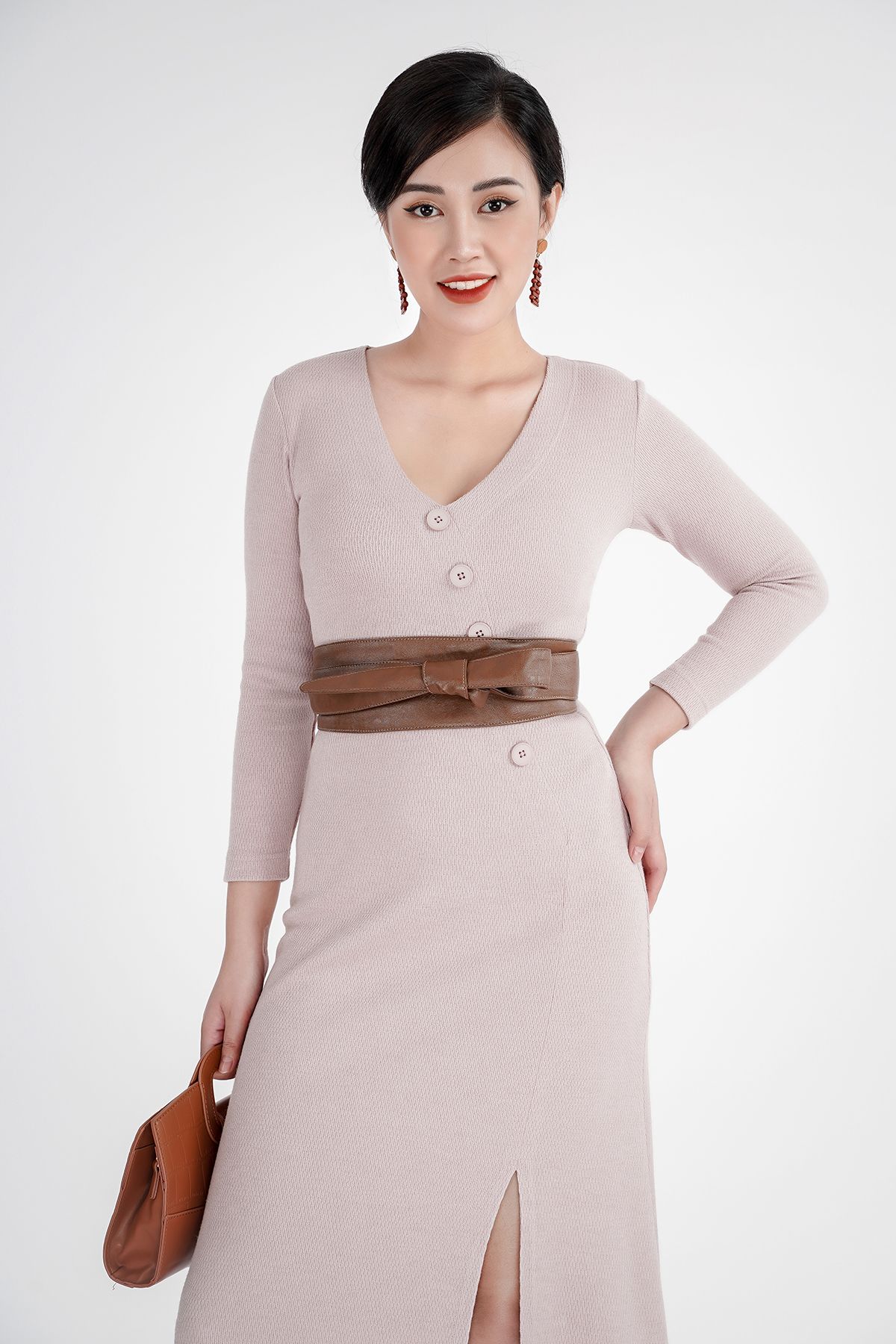 Đầm len dáng xuông, cúc ngực, xẻ tà trước FDP72825 - PANTIO