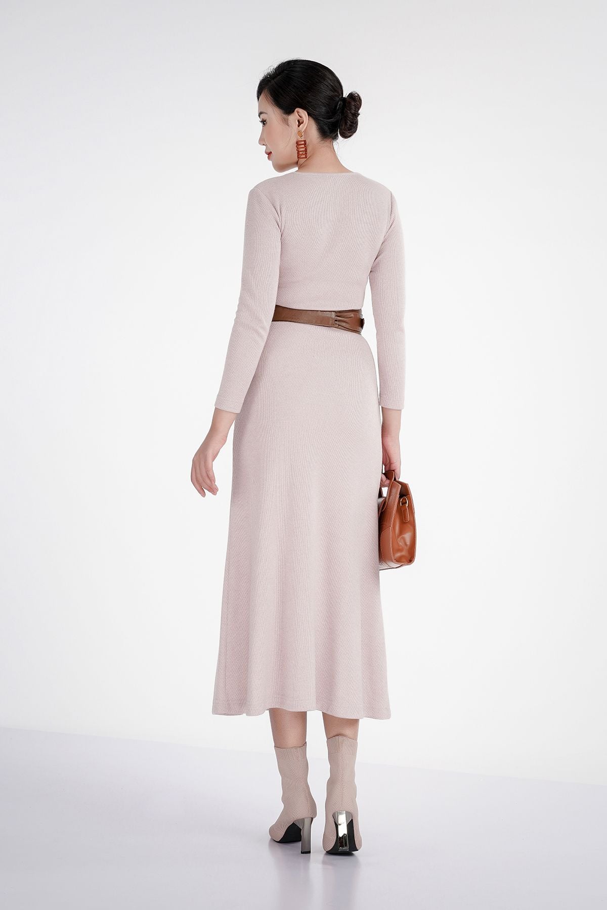 Đầm len dáng xuông, cúc ngực, xẻ tà trước FDP72825 - PANTIO