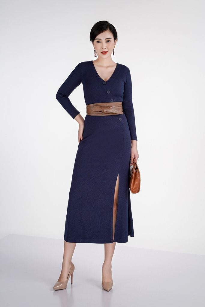Đầm len dáng xuông, cúc ngực, xẻ tà trước FDP72825 - PANTIO