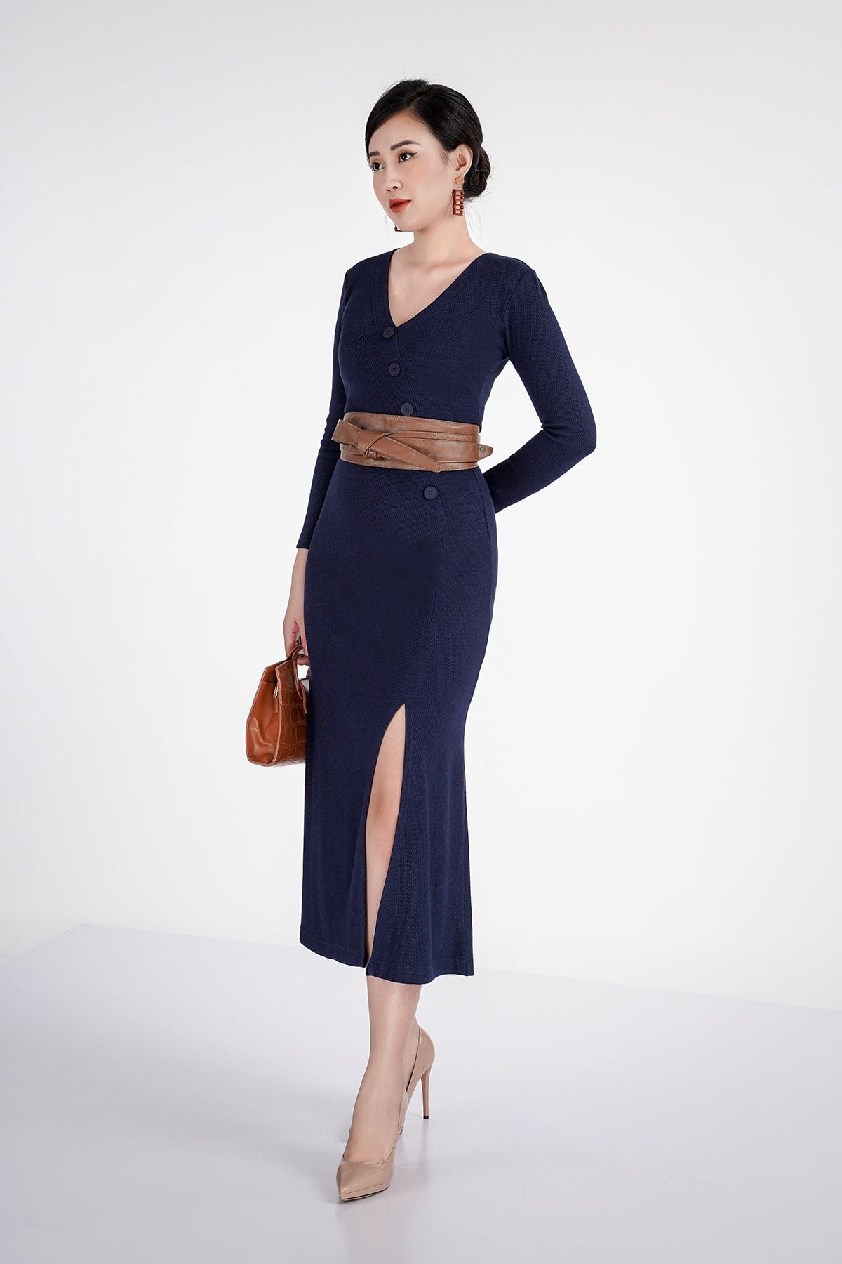 Đầm len dáng xuông, cúc ngực, xẻ tà trước FDP72825 - PANTIO