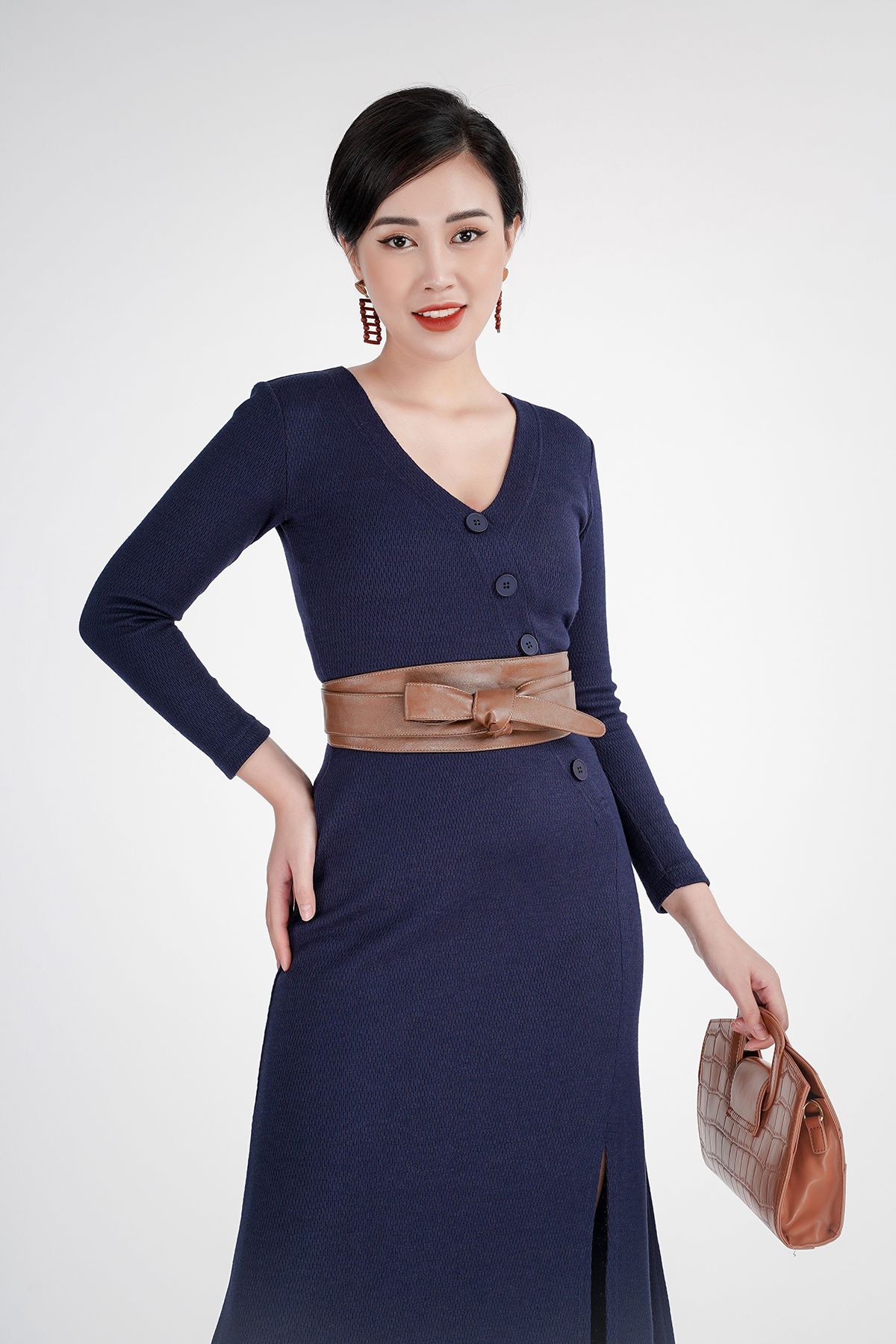 Đầm len dáng xuông, cúc ngực, xẻ tà trước FDP72825 - PANTIO