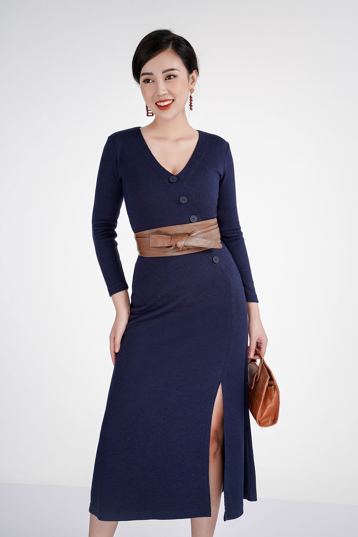Đầm len dáng xuông, cúc ngực, xẻ tà trước FDP72825 - PANTIO