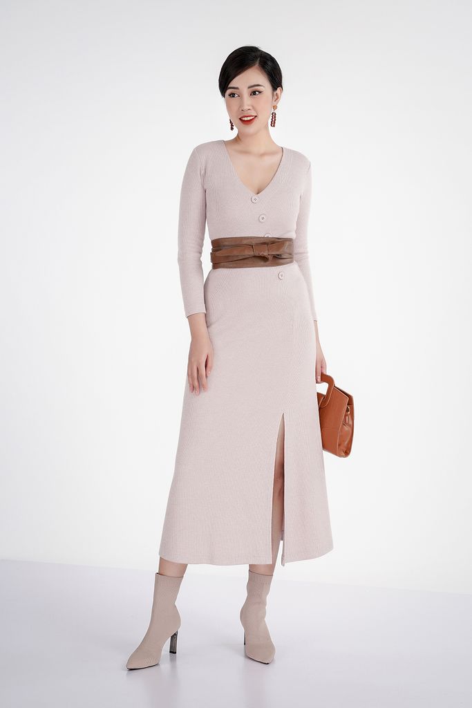 Đầm len dáng xuông, cúc ngực, xẻ tà trước FDP72825 - PANTIO