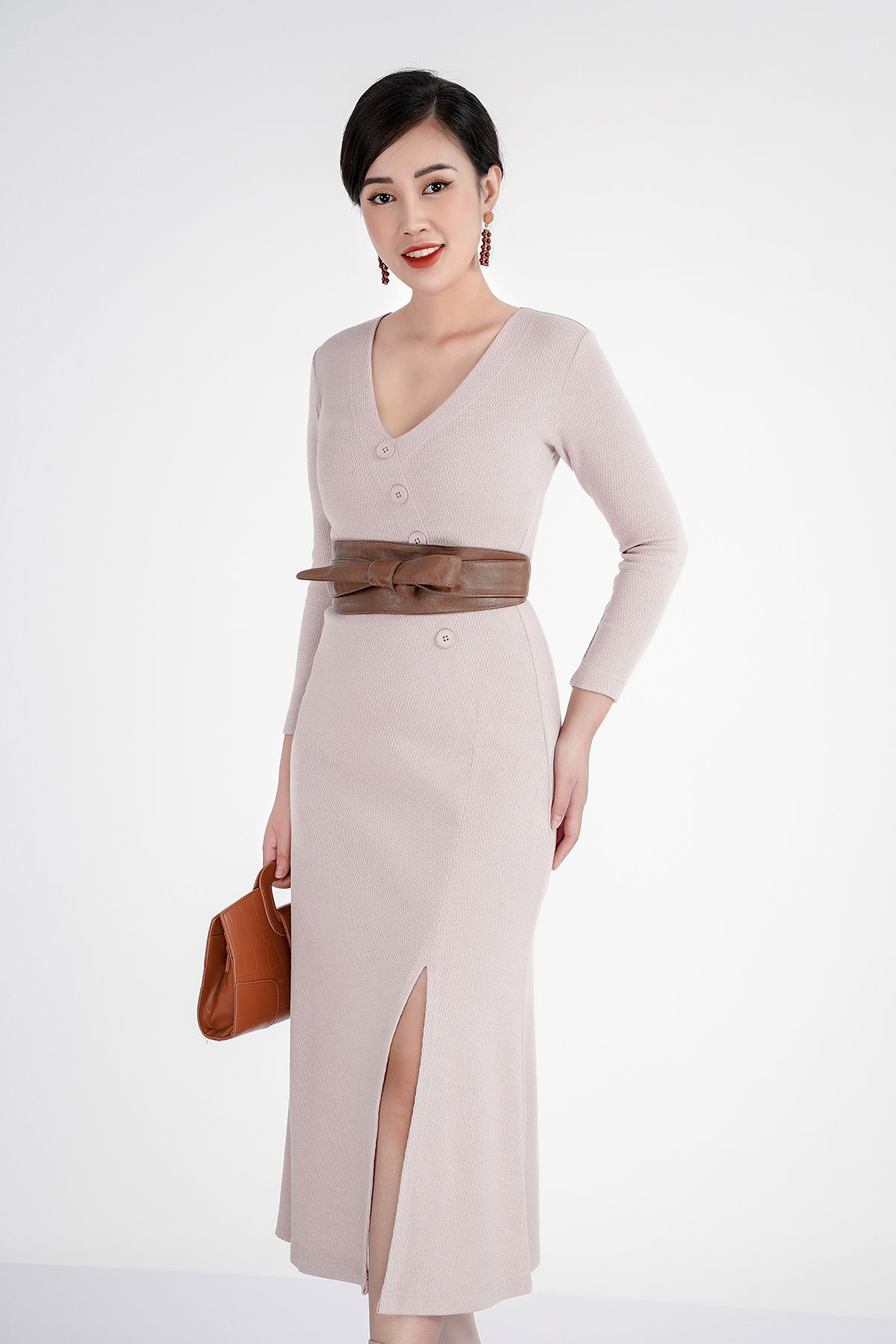 Đầm len dáng xuông, cúc ngực, xẻ tà trước FDP72825 - PANTIO