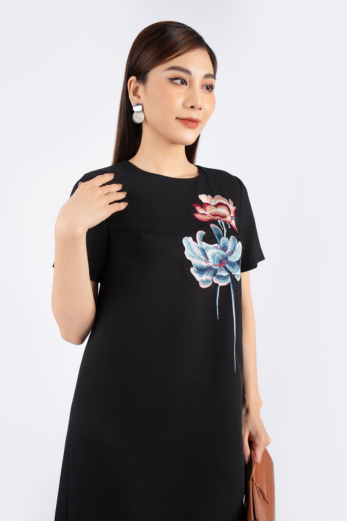 FDP73016 - Đầm công sở vải thô dáng A cổ tròn thân ngực thêu họa tiết trang trí - PANTIO