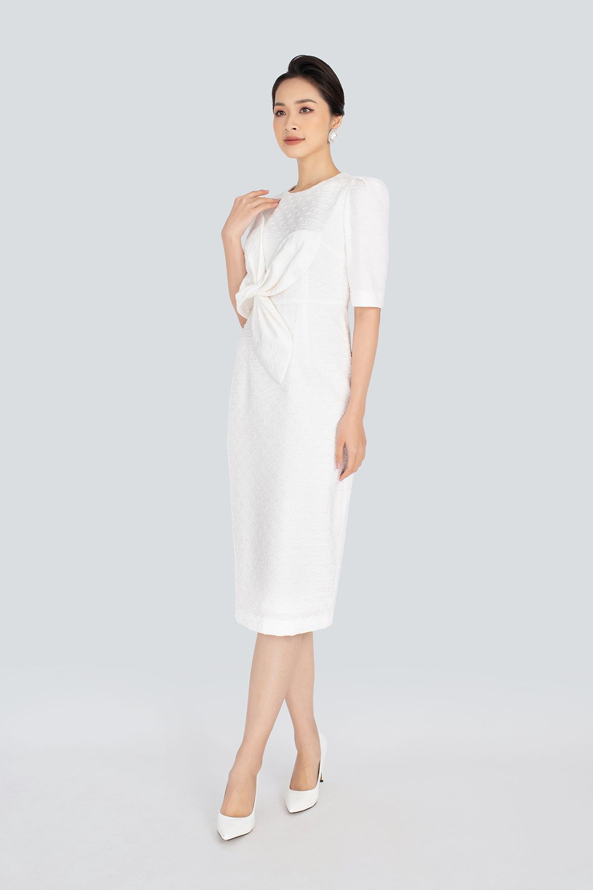 FDP92835 - Đầm dạo phố chất liệu vải thô xốp cố tròn, gắn hoa 3 tay lỡ - PANTIO