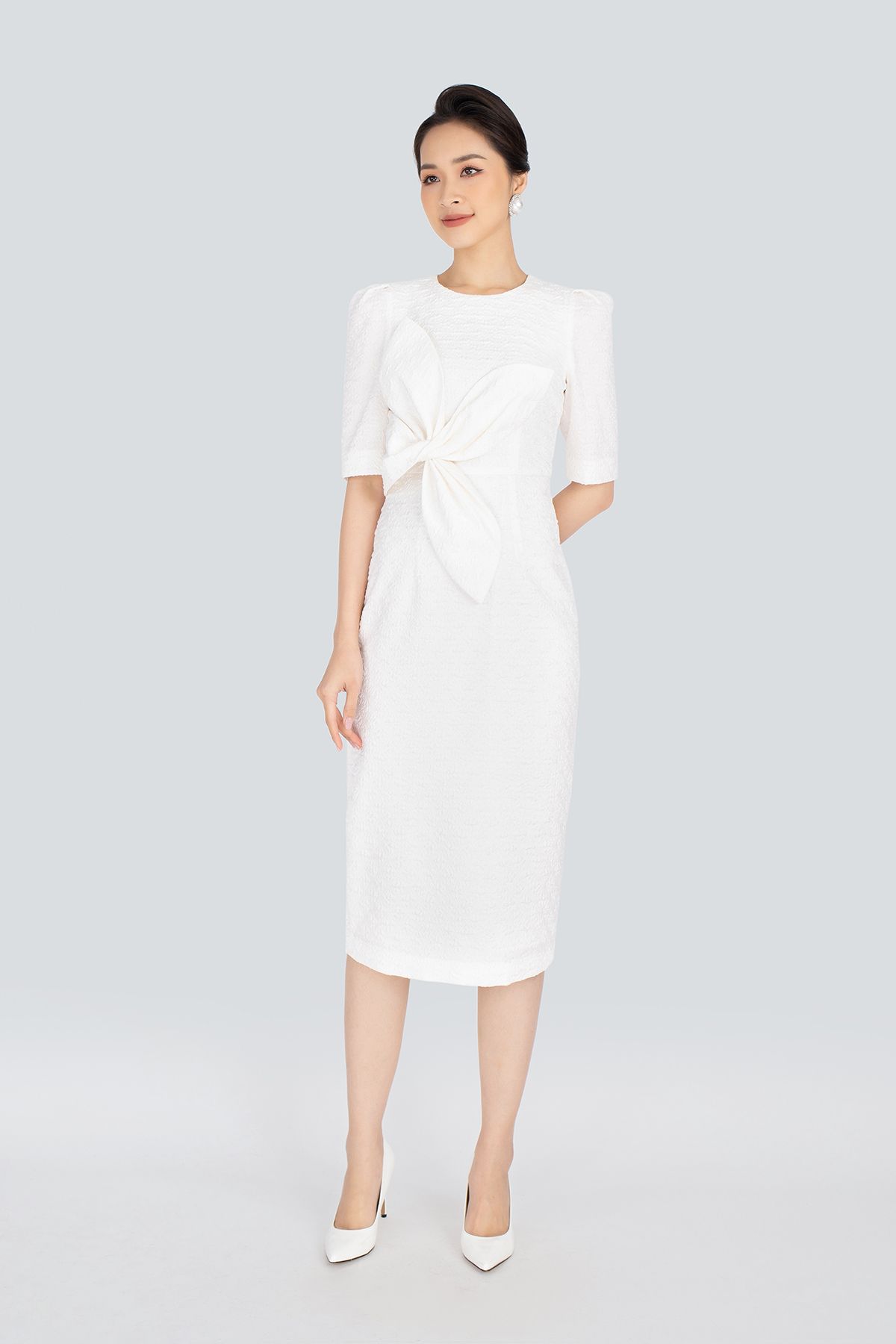 FDP92835 - Đầm dạo phố chất liệu vải thô xốp cố tròn, gắn hoa 3 tay lỡ - PANTIO