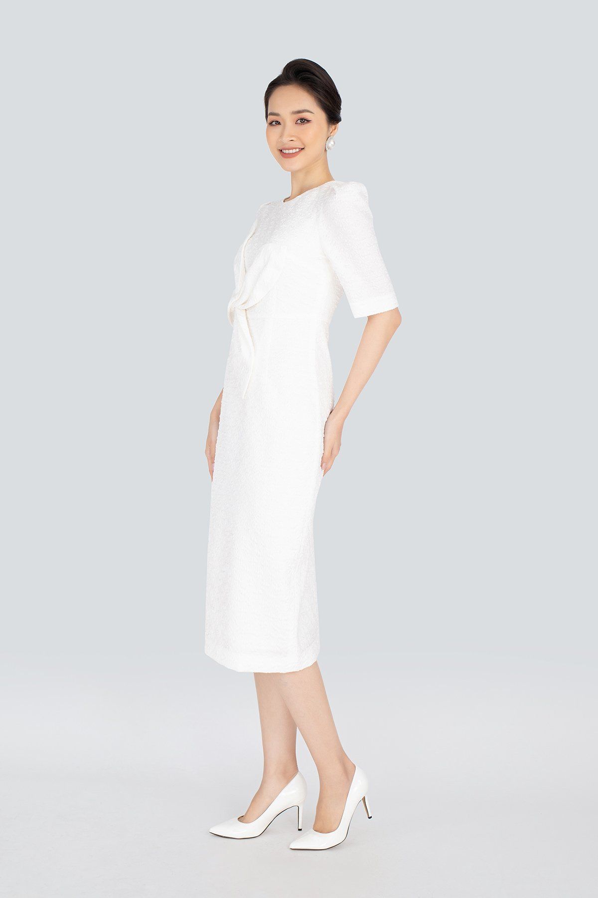 FDP92835 - Đầm dạo phố chất liệu vải thô xốp cố tròn, gắn hoa 3 tay lỡ - PANTIO