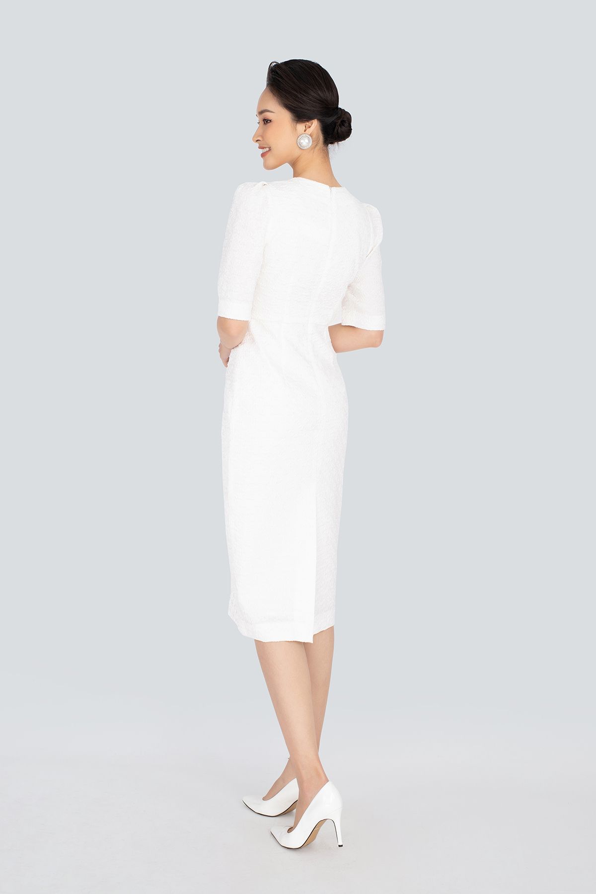 FDP92835 - Đầm dạo phố chất liệu vải thô xốp cố tròn, gắn hoa 3 tay lỡ - PANTIO