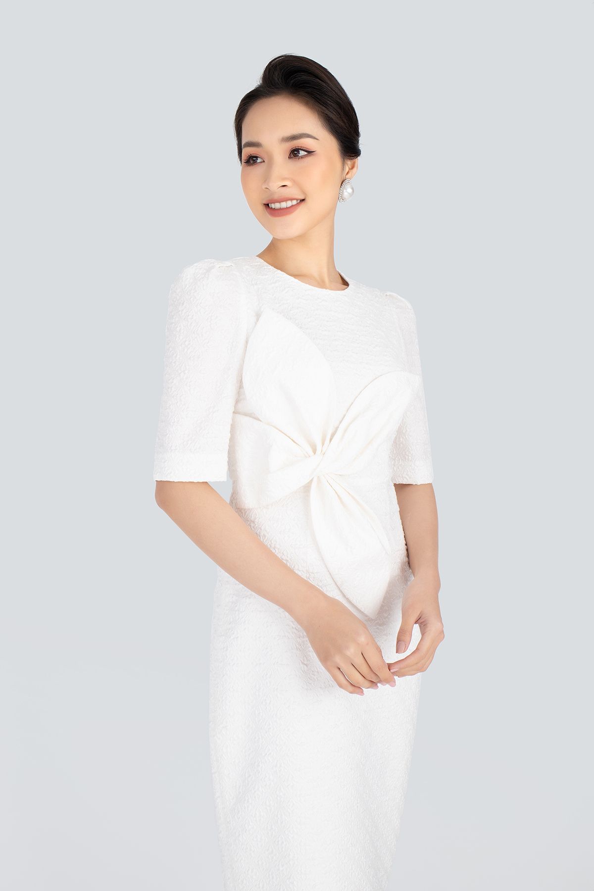 FDP92835 - Đầm dạo phố chất liệu vải thô xốp cố tròn, gắn hoa 3 tay lỡ - PANTIO