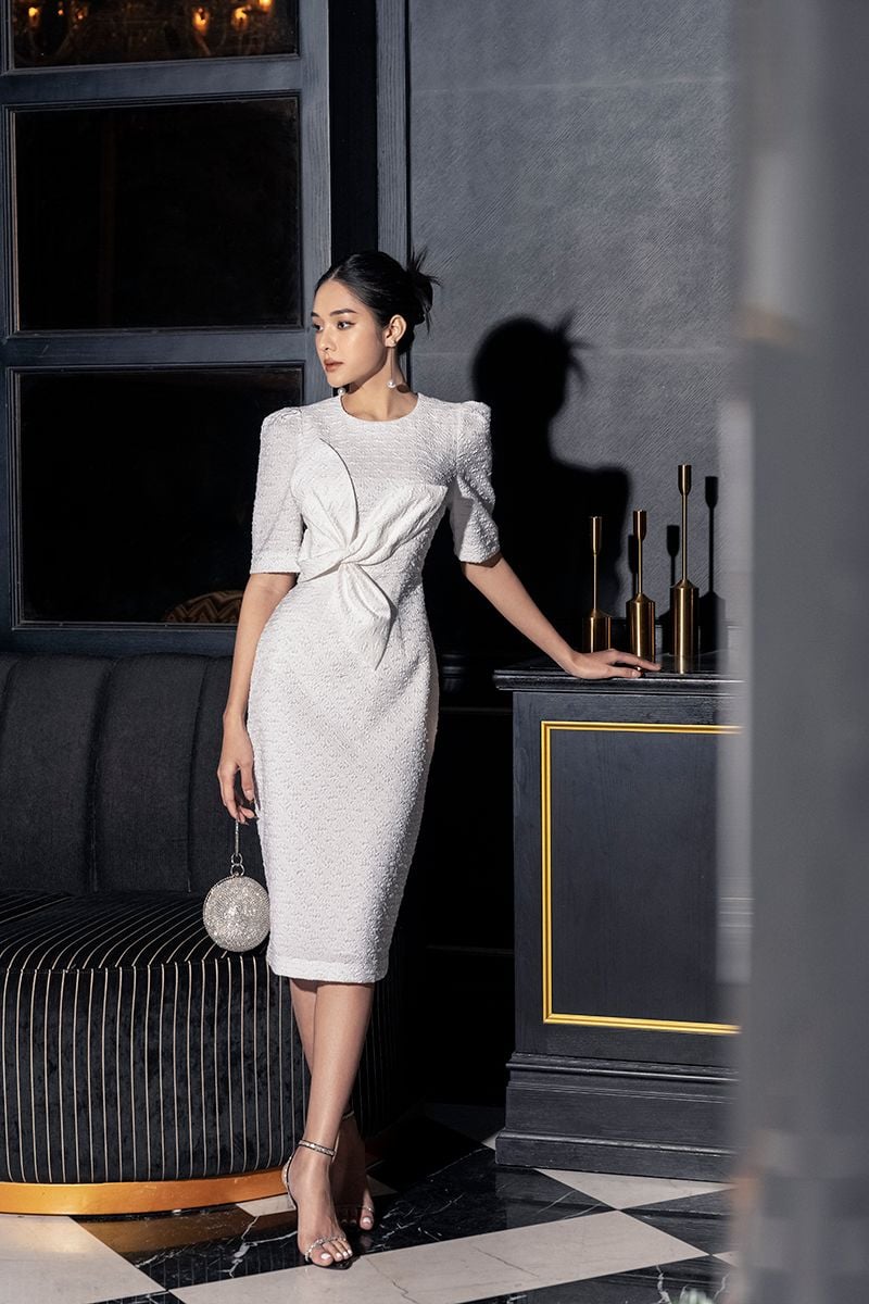 FDP92835 - Đầm dạo phố chất liệu vải thô xốp cố tròn, gắn hoa 3 tay lỡ - PANTIO