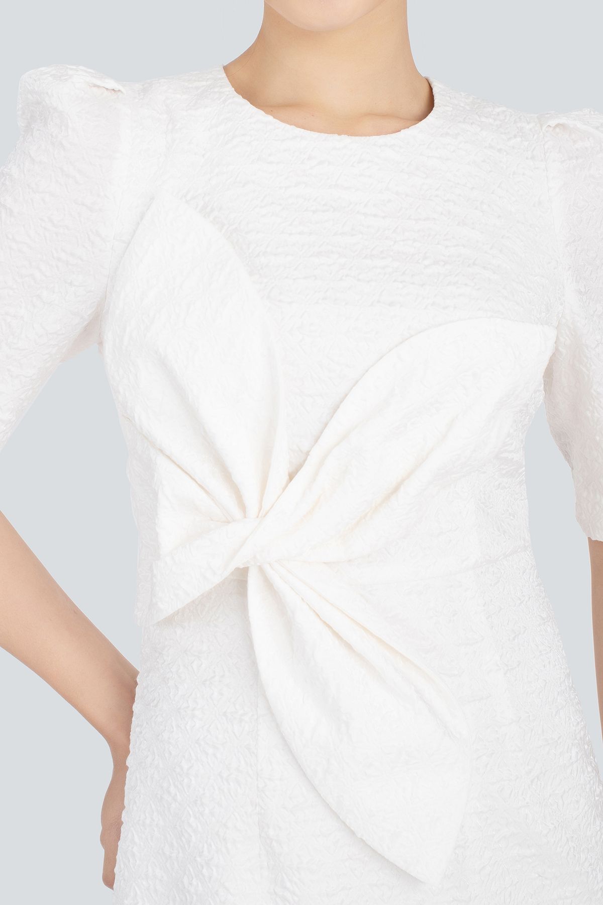 FDP92835 - Đầm dạo phố chất liệu vải thô xốp cố tròn, gắn hoa 3 tay lỡ - PANTIO