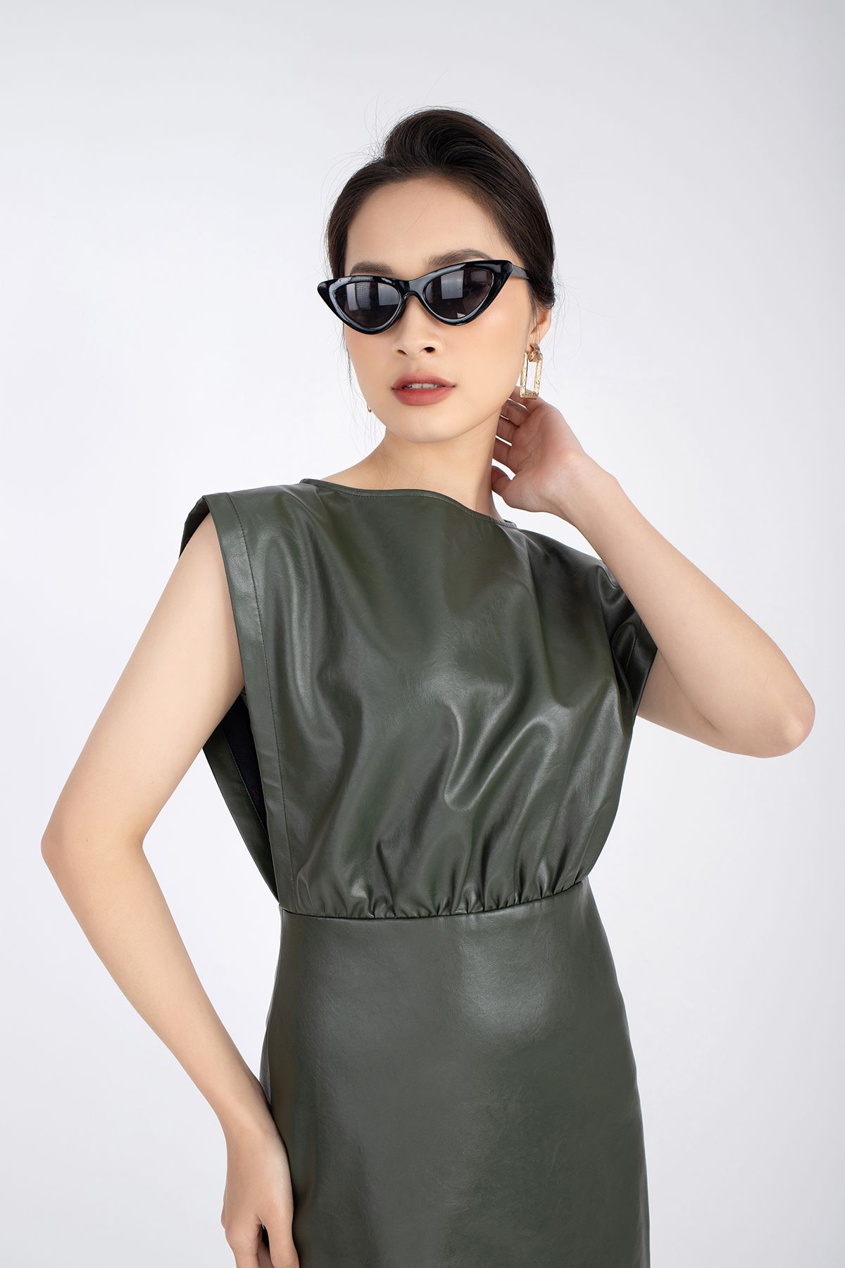 FDP92837 - Đầm dạo phố chất liệu vải da vai chờm chiết eo - PANTIO