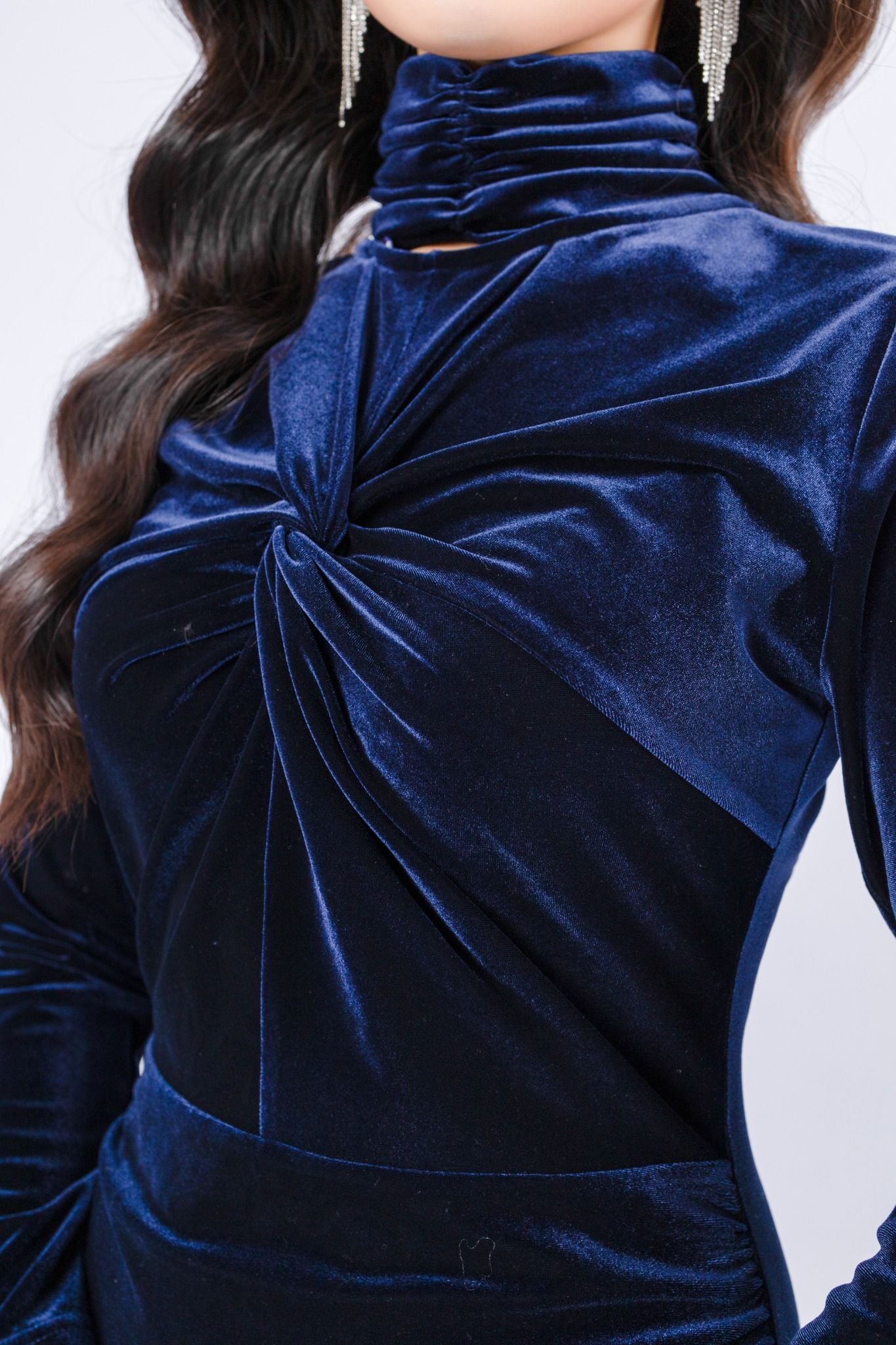 FDP93301 - Đầm dạo phố vải nhung dáng ôm cổ tròn phối cổ cao tháo cài tạo kiểu ngực xoắn trang trí khóa thân sau - PANTIO