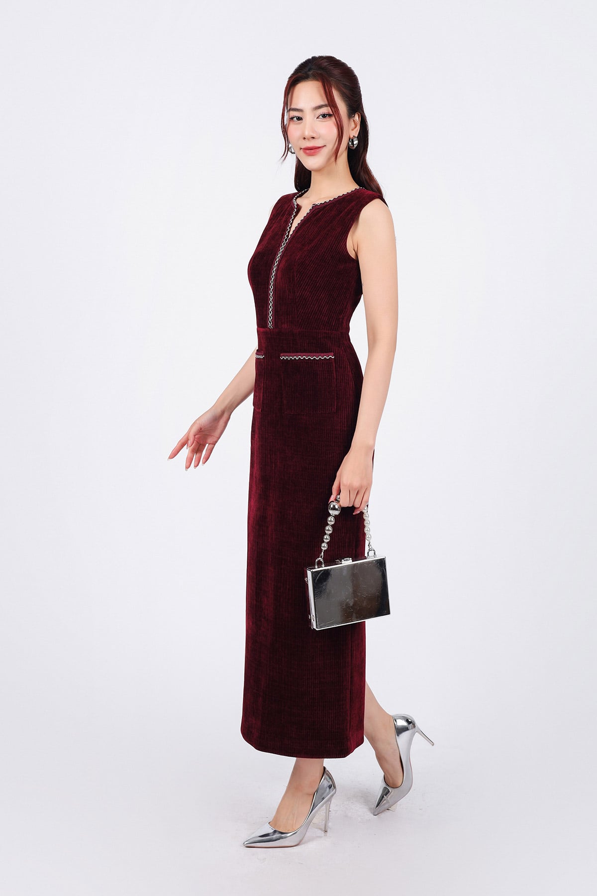 FDP93422 - Đầm dạo phố vải nhung dáng ôm cổ tròn xẻ V không tay viền phối dây bạc tạo kiểu khoá thân sau - PANTIO