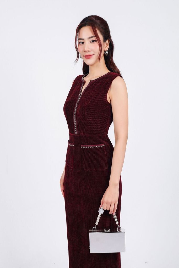 FDP93422 - Đầm dạo phố vải nhung dáng ôm cổ tròn xẻ V không tay viền phối dây bạc tạo kiểu khoá thân sau - PANTIO