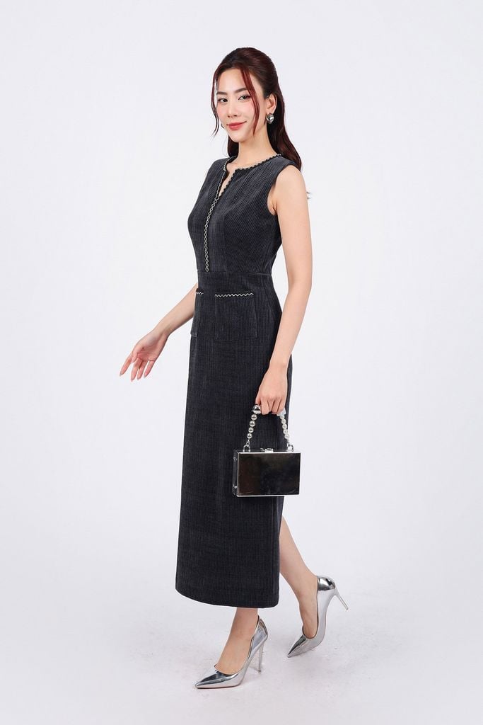 FDP93422 - Đầm dạo phố vải nhung dáng ôm cổ tròn xẻ V không tay viền phối dây bạc tạo kiểu khoá thân sau - PANTIO