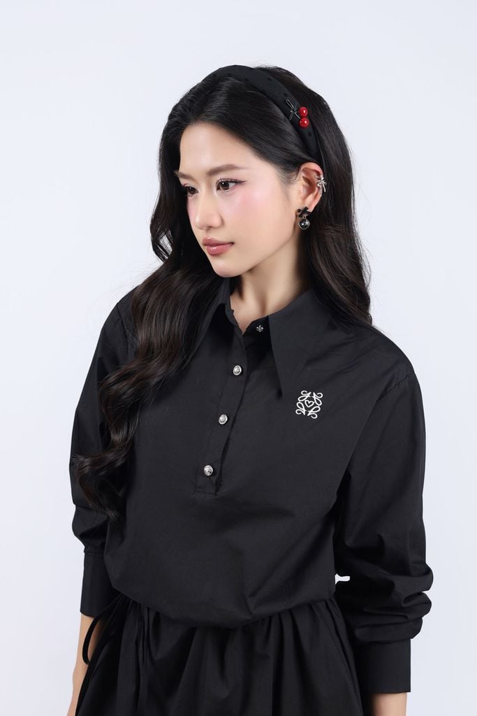 FDP93466 - Đầm trơn dáng bí, cổ đức lá cổ to, thêu logo, tay dài măng séc bản to, dáng bí, dây buộc eo rời, bổ trụ cổ trước - JAN.