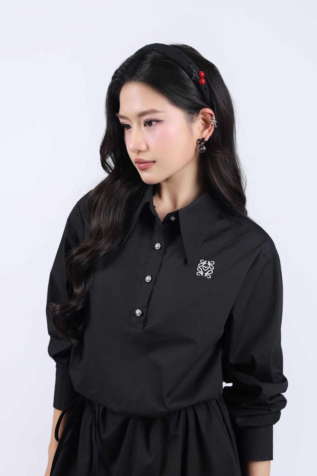 FDP93466 - Đầm trơn dáng bí, cổ đức lá cổ to, thêu logo, tay dài măng séc bản to, dáng bí, dây buộc eo rời, bổ trụ cổ trước - JAN.