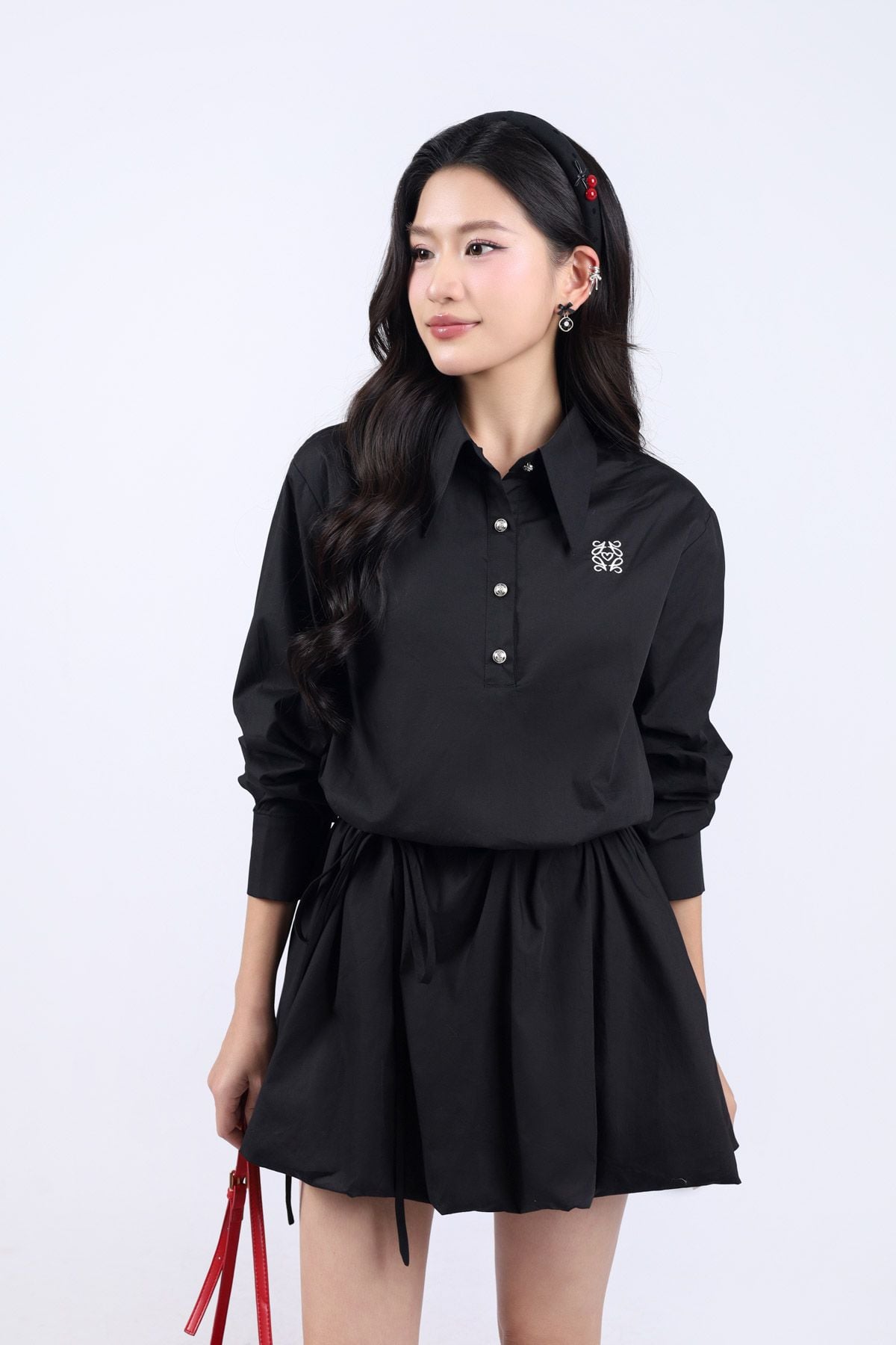 FDP93466 - Đầm trơn dáng bí, cổ đức lá cổ to, thêu logo, tay dài măng séc bản to, dáng bí, dây buộc eo rời, bổ trụ cổ trước - JAN.