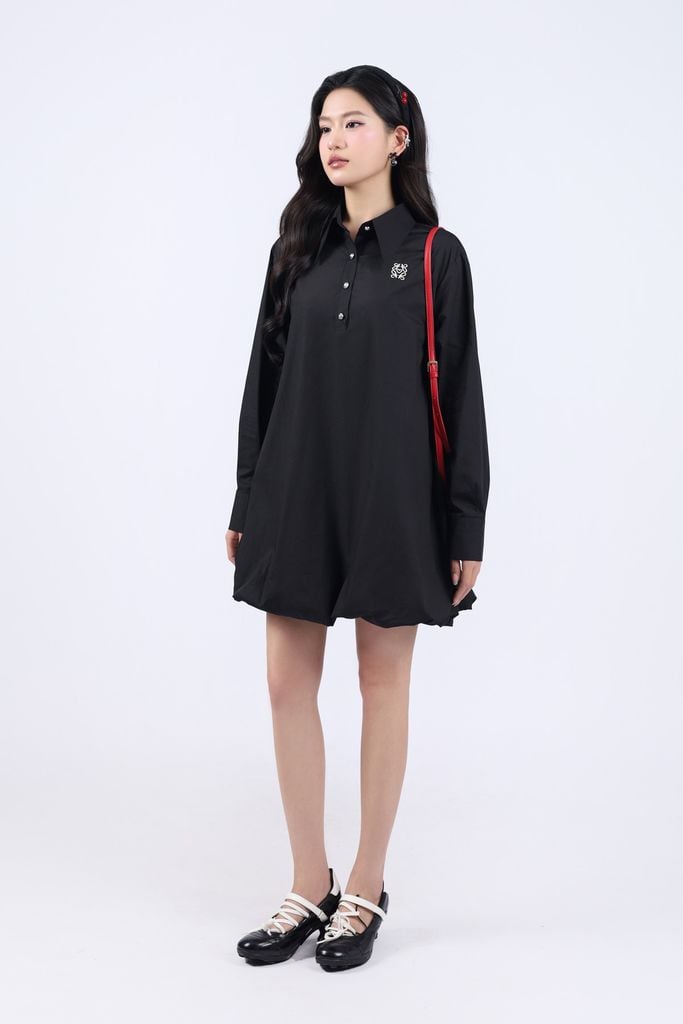 FDP93466 - Đầm trơn dáng bí, cổ đức lá cổ to, thêu logo, tay dài măng séc bản to, dáng bí, dây buộc eo rời, bổ trụ cổ trước - JAN.