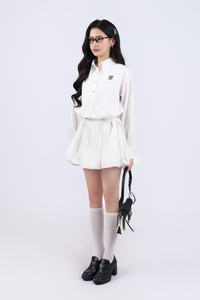 FDP93466 - Đầm trơn dáng bí, cổ đức lá cổ to, thêu logo, tay dài măng séc bản to, dáng bí, dây buộc eo rời, bổ trụ cổ trước - JAN.