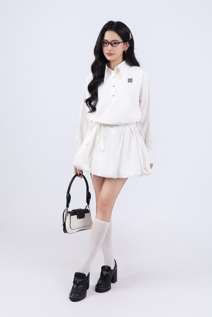 FDP93466 - Đầm trơn dáng bí, cổ đức lá cổ to, thêu logo, tay dài măng séc bản to, dáng bí, dây buộc eo rời, bổ trụ cổ trước - JAN.