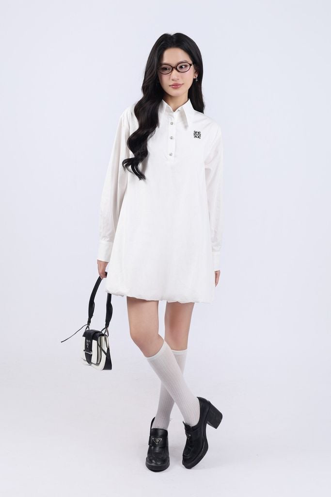 FDP93466 - Đầm trơn dáng bí, cổ đức lá cổ to, thêu logo, tay dài măng séc bản to, dáng bí, dây buộc eo rời, bổ trụ cổ trước - JAN.