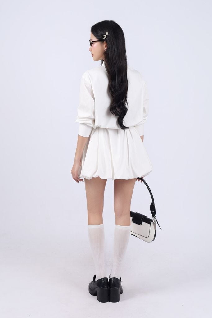 FDP93466 - Đầm trơn dáng bí, cổ đức lá cổ to, thêu logo, tay dài măng séc bản to, dáng bí, dây buộc eo rời, bổ trụ cổ trước - JAN.