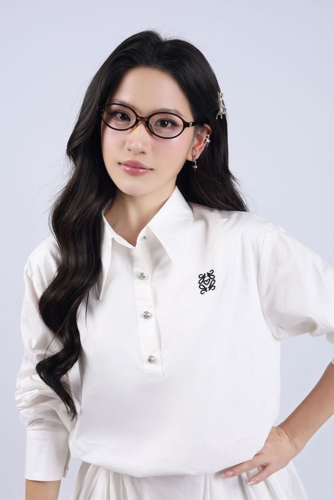 FDP93466 - Đầm trơn dáng bí, cổ đức lá cổ to, thêu logo, tay dài măng séc bản to, dáng bí, dây buộc eo rời, bổ trụ cổ trước - JAN.