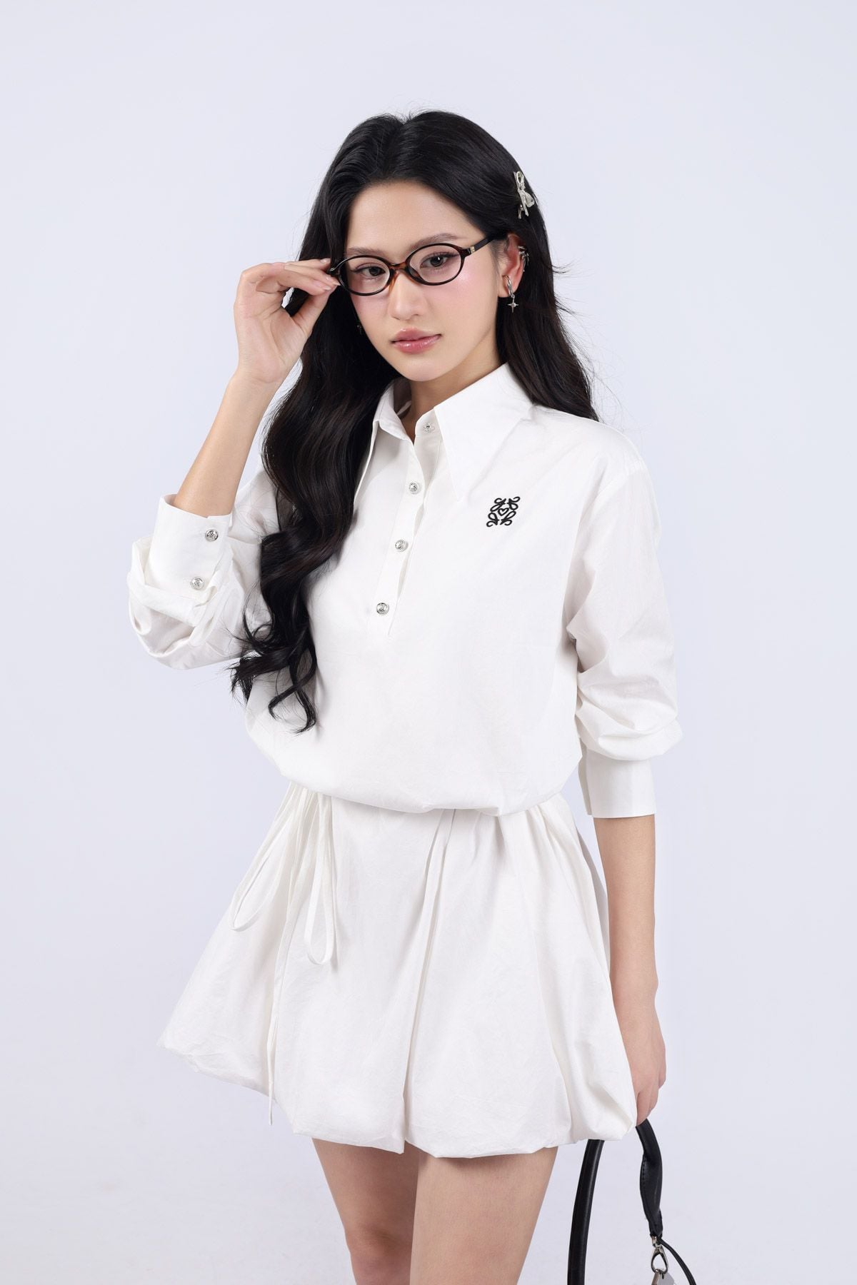 FDP93466 - Đầm trơn dáng bí, cổ đức lá cổ to, thêu logo, tay dài măng séc bản to, dáng bí, dây buộc eo rời, bổ trụ cổ trước - JAN.