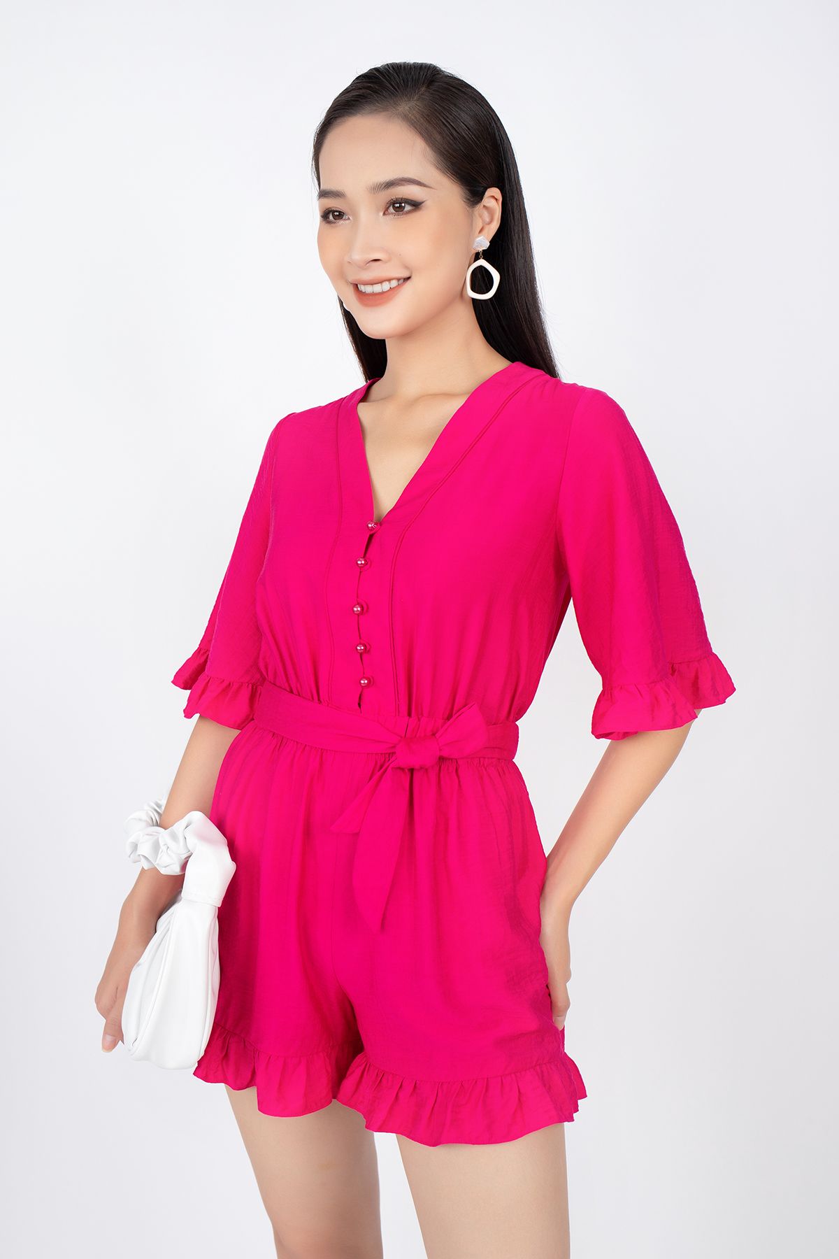 FJS3147 - Jumpsuit dạo phố vải đũi dáng suông cổ V cài cúc bọc eo thắt nơ thân sau bo chun - PANTIO