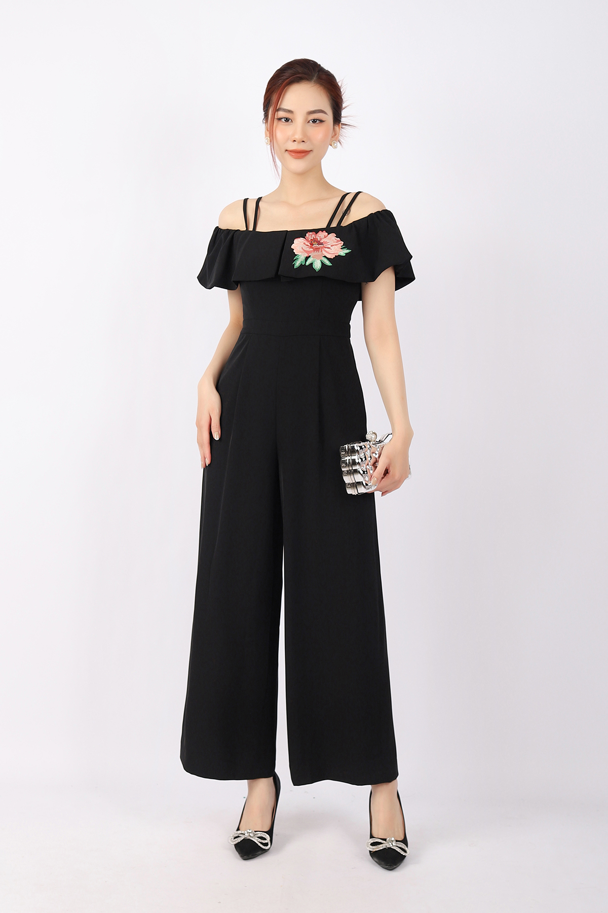 FJS3166 - Jumpsuit công sở vải tuytsi dáng suông ống rộng hai dây bèo ngực đổ vai phối họa tiết thêu khóa thân sau - PANTIO